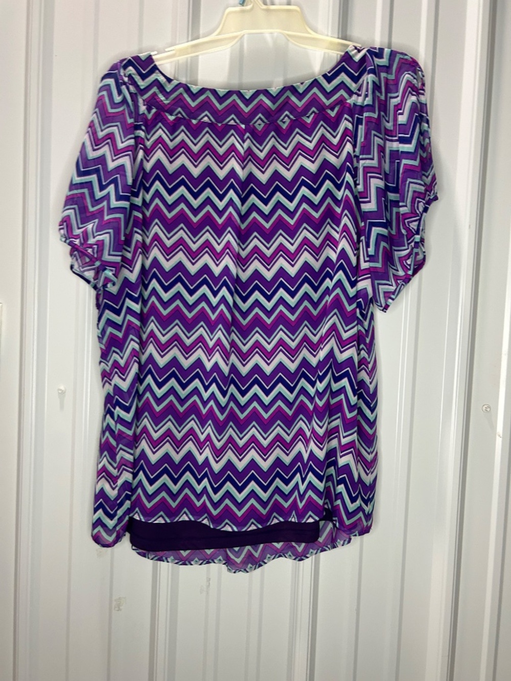 Colorful zigzag pattern blouse. - Picture 2 of 4